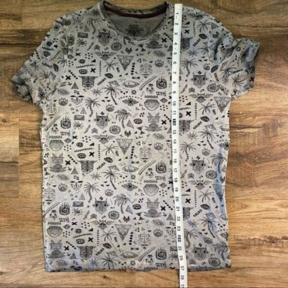 MEDICINE Mens Tribal Aztec print Ombré dyed Grey and black Cotton tee Sz M NWOT - Picture 11 of 13